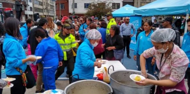 Sancocho Comunitario para habitantes del Barrio Santafe foto1