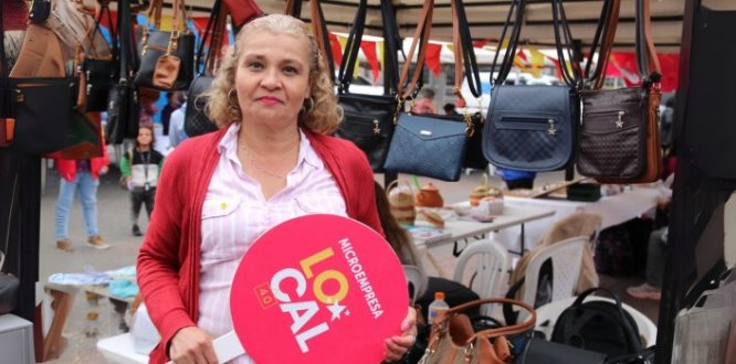 Foto de Microempresaria participando en feria de emprendedores