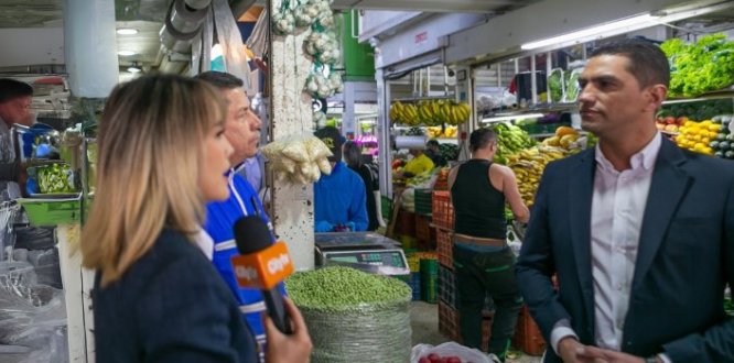 Foto Alcalde Local de los Mártires en entrevista para medios