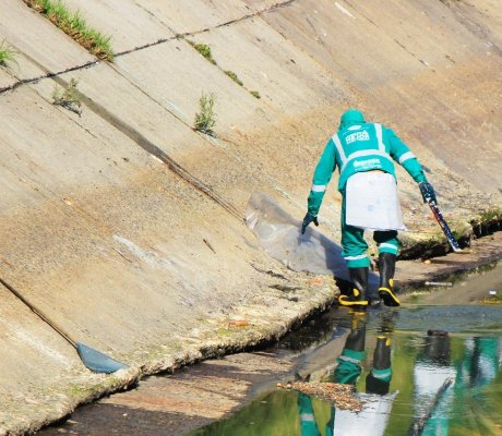 Escuadrón de Limpieza de aguas de bogota en canal 